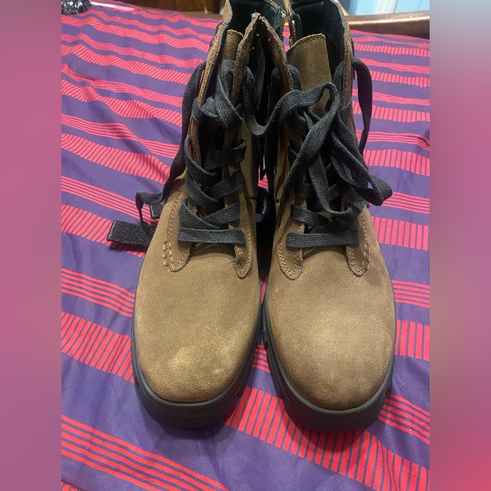 UGG Ashton Lace Up Suede Boots
Never Wore